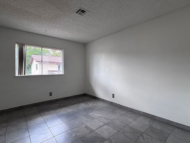 Photo - Great 2 bedroom 1 bath condo with a Covered Parking outdoor patio and in great Condition!