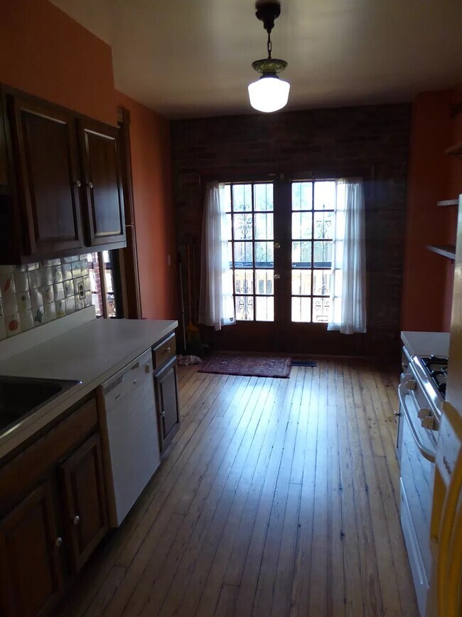 Photo - 1105 C St NE