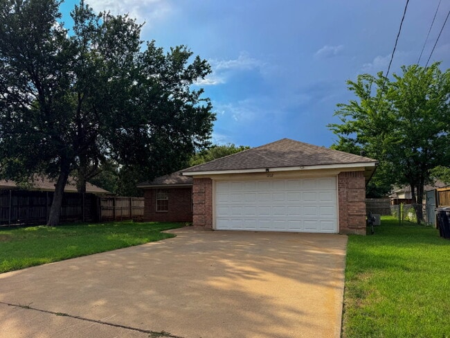 Photo - 3 Bedroom, 2 Bath Home in Cleburne, TX!