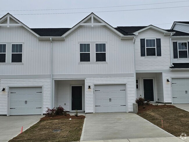 Building Photo - Like-New townhome in Concord