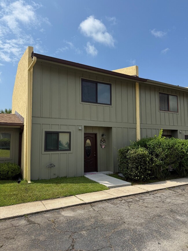 Building Photo - 1025 W 19th St Rental