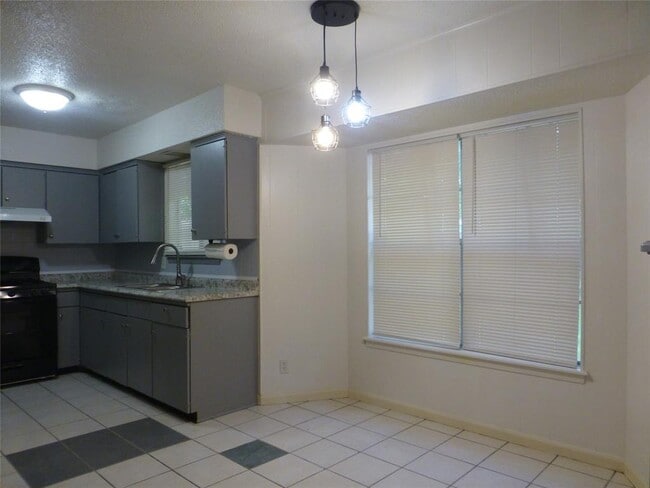 Photo - 1708 Raven Dr