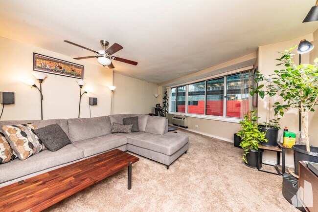 Building Photo - 211 E Ohio St Unit 1015