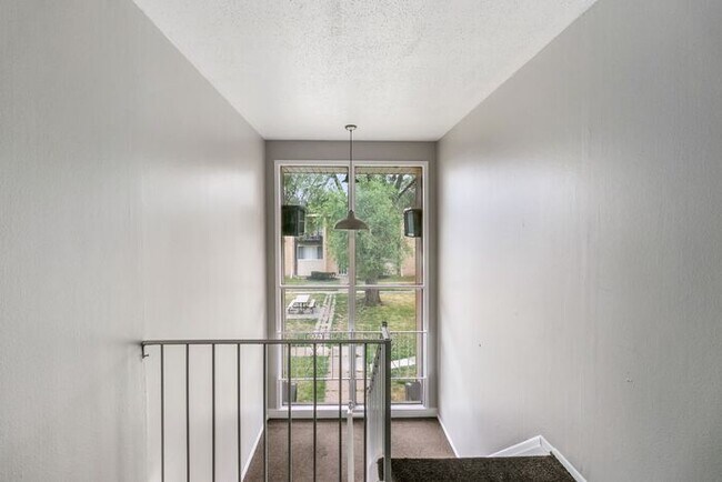 *Beautiful Apartment in Park Like Setting* Updated Shaker Cabinets and Appliances HEAT included