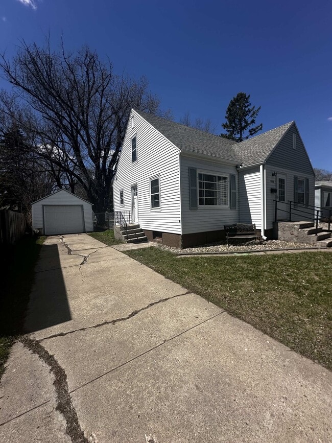 Photo - 1538 10th St N