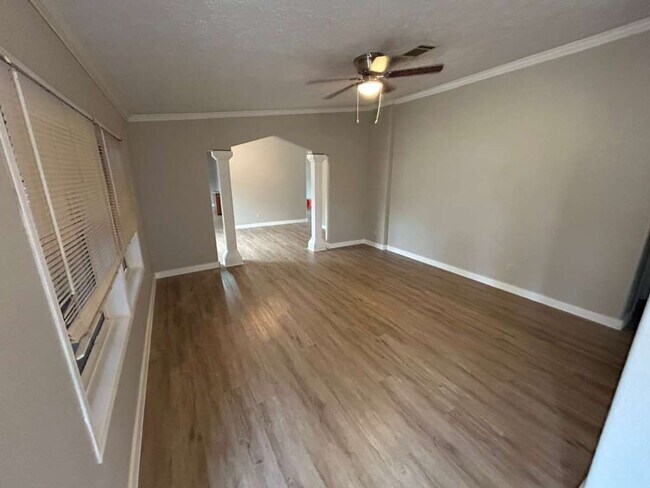 Photo - 2595 Bryant St