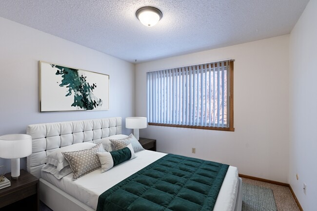 Grand Forks, ND Cedarwood Apartments | Bedroom - Cedarwood