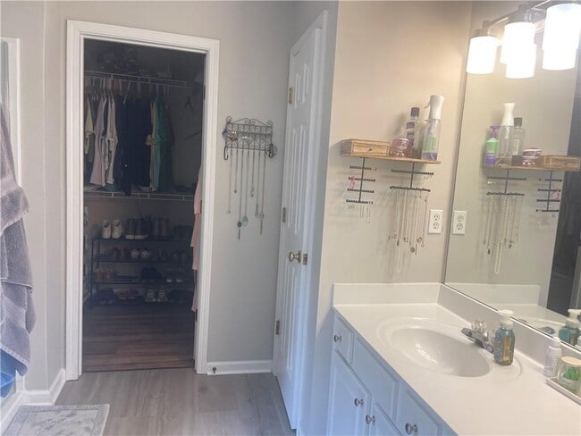 Photo - 209 Regent Square