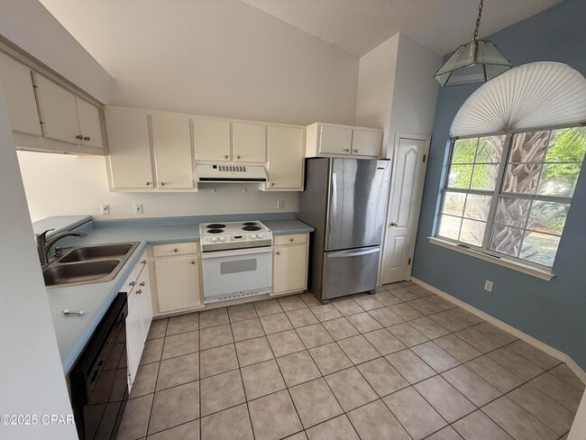 Photo - 212 Argonaut St