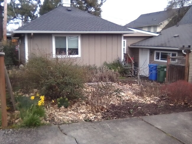 Garaje reformado y paisajismo frontal (invierno). - 2345 Portland St Unidad whole house