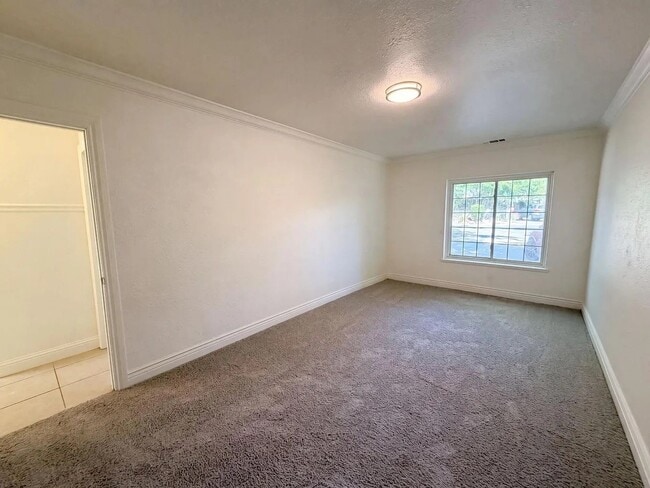 1039 Highland Crest Cir