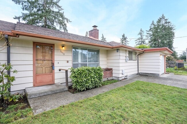 Photo - Spacious 4-Bedroom Home with Large Yard, Covered Patio & Garage in Lakewood