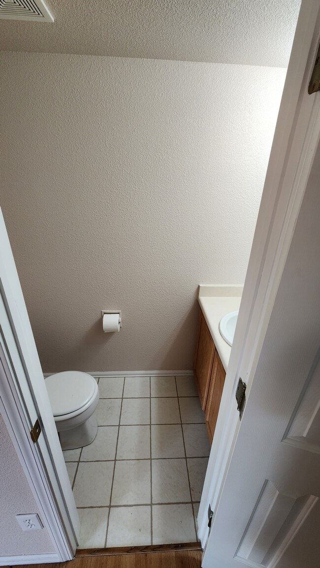 Main level .5 bath - 7944 Antelope Valley Pt
