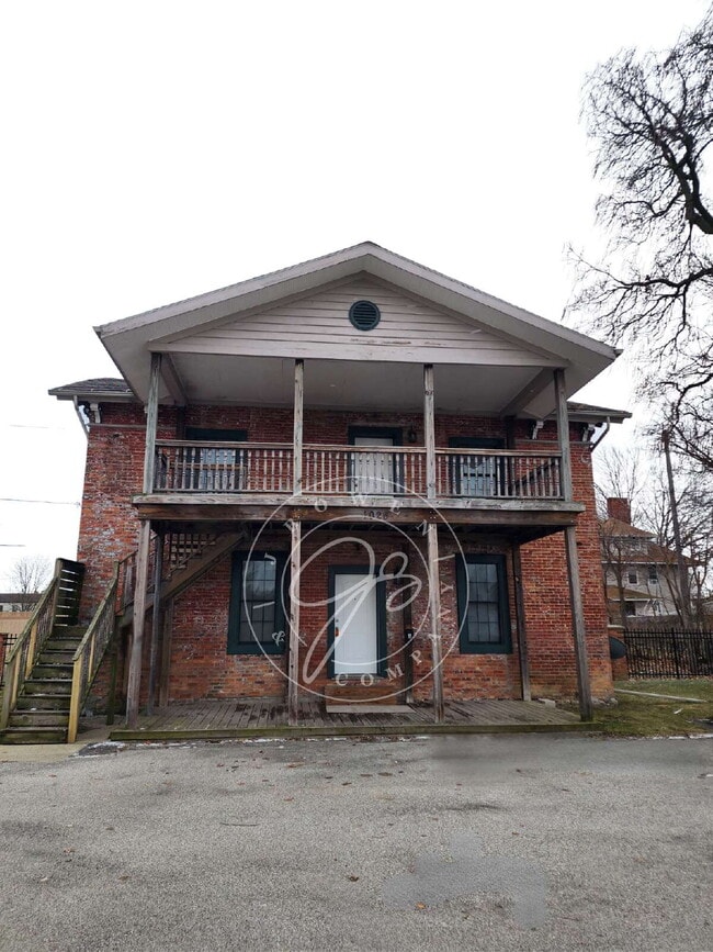 Building Photo - "Charming 1-Bedroom Duplex in Toledo's Vibrant North Huron Neighborhood!"