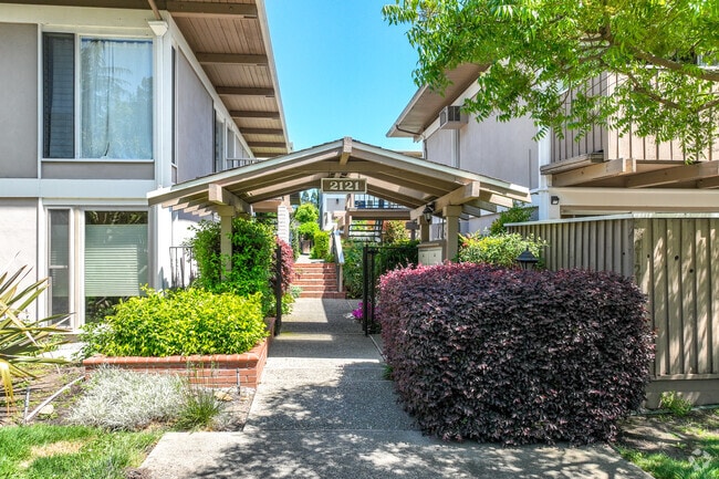 Entrada del edificio - Moraga Manor