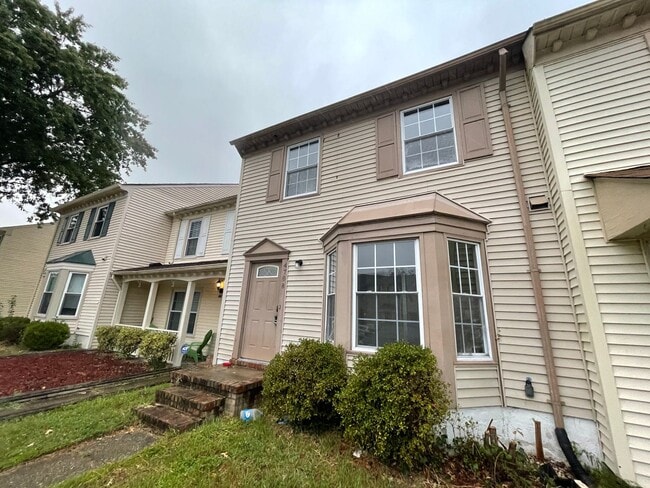 Building Photo - 3 bedroom townhome! Fenced backyard.