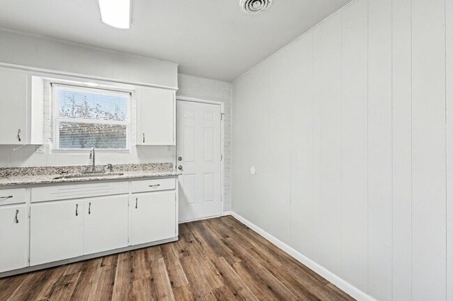 Photo - 704 W Oak St