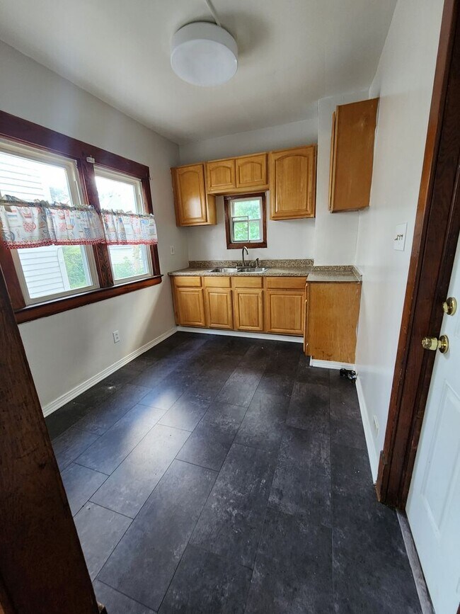 Building Photo - 122nd,E.2646 Unit 1 Rental