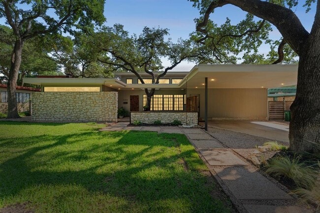 Building Photo - 2302 Rundell Pl