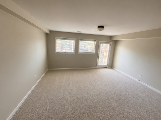 Building Photo - 148 Oakwood Ave Unit D