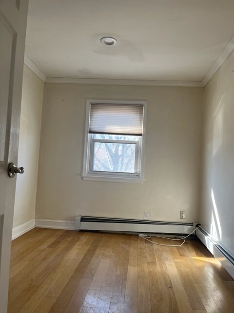 Photo - 76-11 162nd St