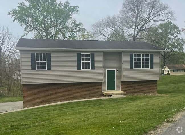 Building Photo - 3 Bedroom / 2 Bath Split-Foyer Home  Kings...