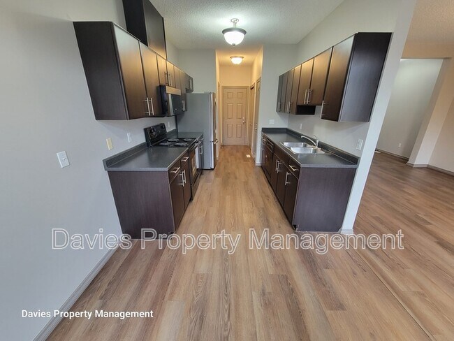 Photo - 735-785 85 St SW