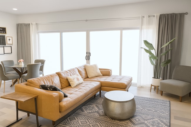 Sala de estar con puertas dobles que dan al balcón - 259 Bridge St