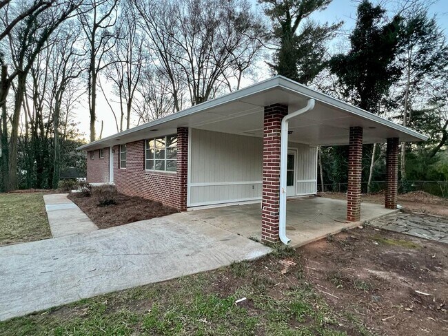 Photo - 1101 Enota Cir NE