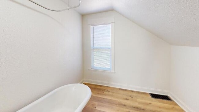 Photo - 106 4th St NE