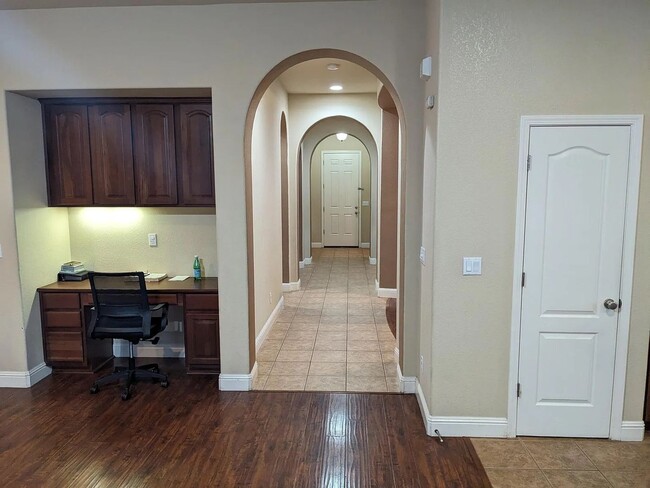 Photo - Clean 2000 sqft. 3 Bedroom 2 Bathroom Anatolia Home for Lease.