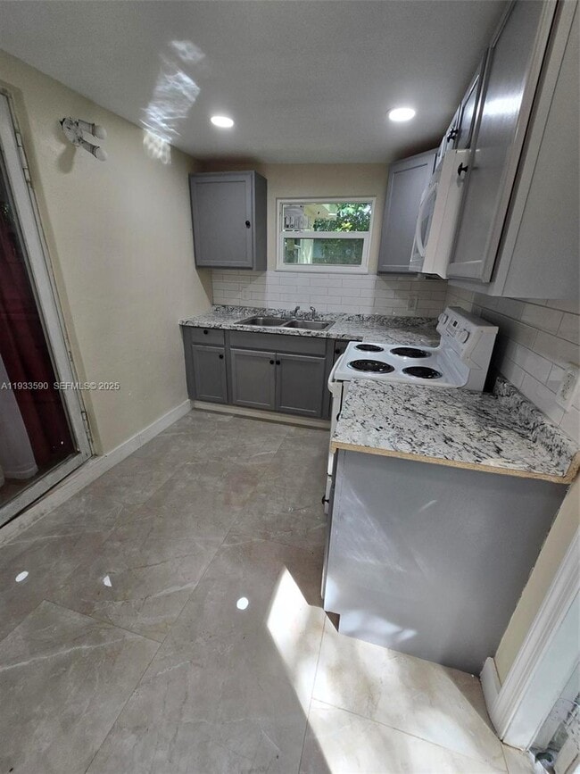 Building Photo - 6280 SW 18th St Unit 2