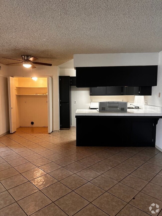 Building Photo - 2 bed 1 bath Apartment in Gated Community