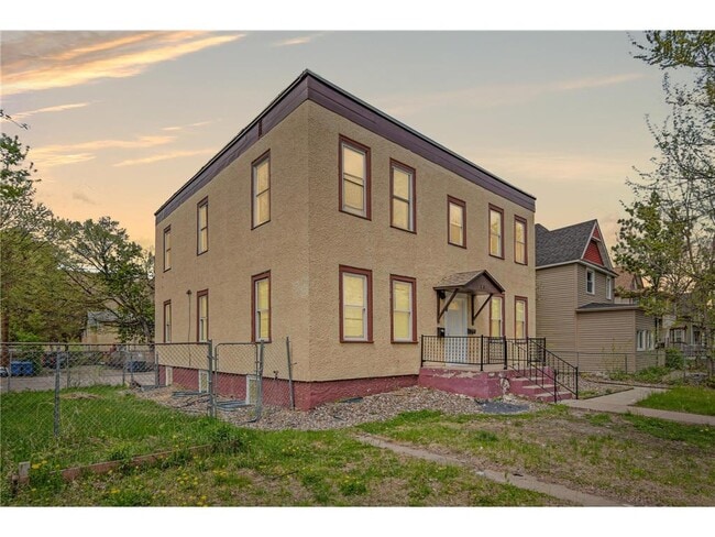 Building Photo - 2820 12th Ave S