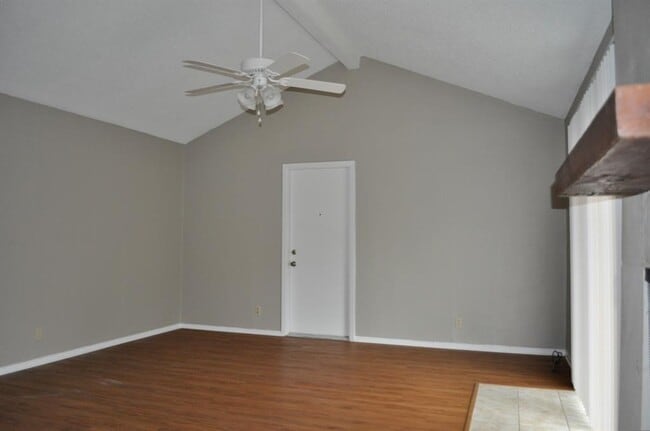 Photo - 908 Speer Ln
