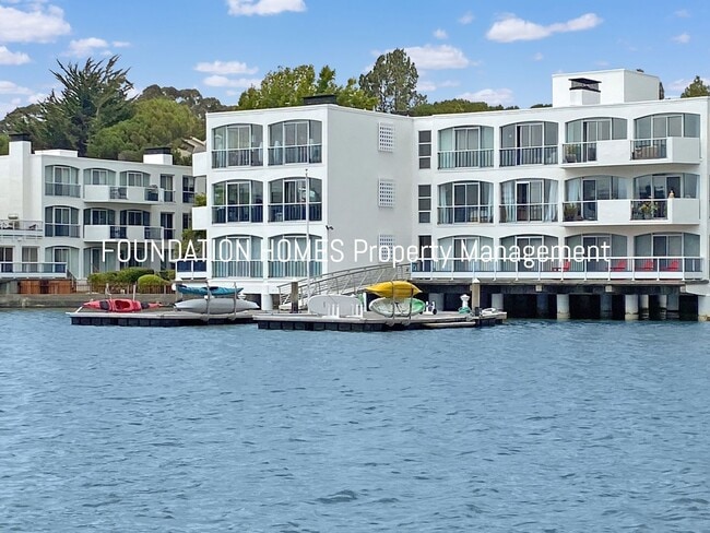 Building Photo - 2BR/2BA Waterfront Corner Condo!  Parking!...