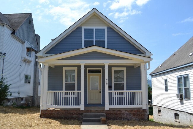 Building Photo - 810 E 10th St