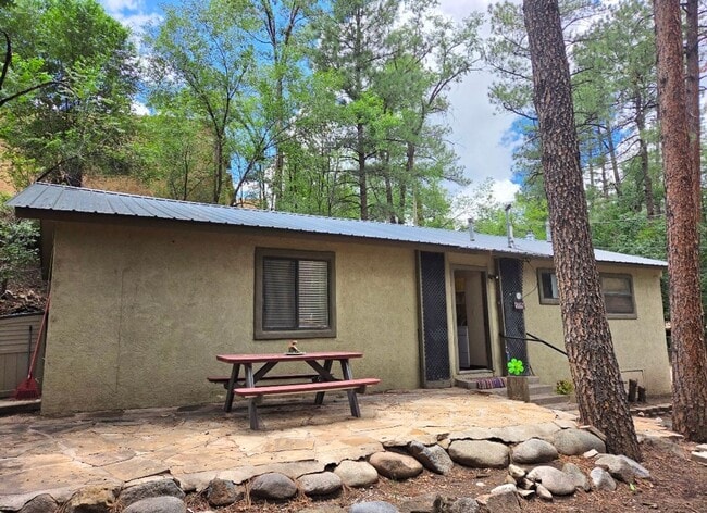 Building Photo - Cute Three Bedroom, 1 Bath home near Midtown