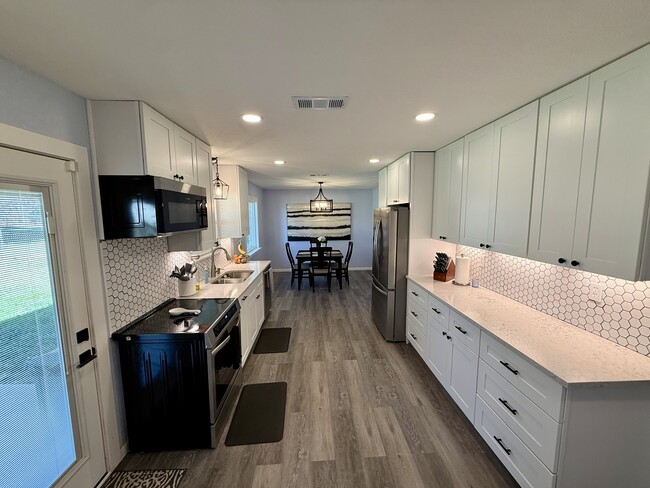 Photo - 307 W Karnes Dr