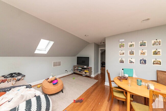 Photo - 848 N Wood St Unit 3
