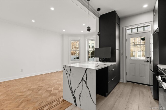 Photo - 61-33 Palmetto St