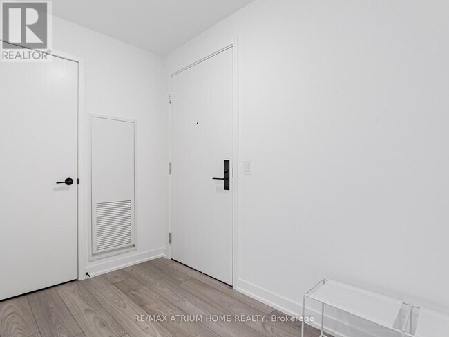 Photo - 285 Dufferin St Unit 827