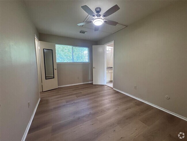 Building Photo - 10810 Sugar Hill Dr Unit B Rental