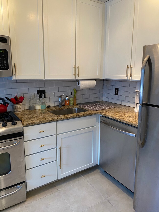 Kitchen - 912 Shepherd St NW Unit 204