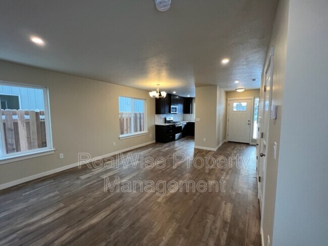 Photo - 661 NE Brookstone Dr