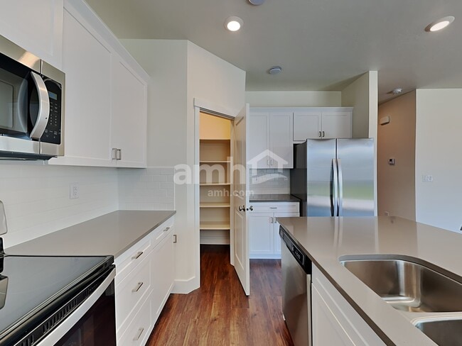 Photo - 955 Moorside Ave