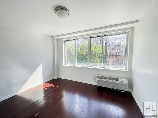 Building Photo - STANHOPE STREET / Spacious 1-Bed 1-Bath / ... Rental