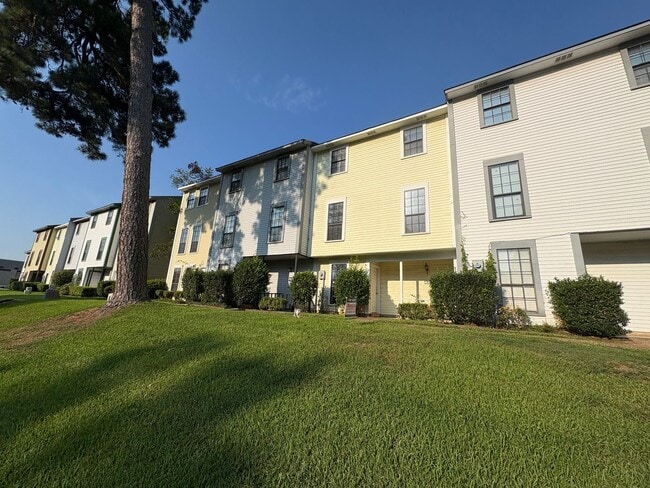 Building Photo - Huge 2 bedroom/2.5 bathroom Townhouse with...