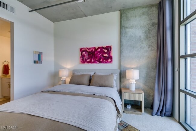 Building Photo - 353 E Bonneville Ave Unit 343