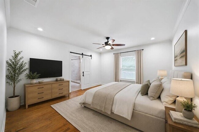 Photo - 1060 Regent St SW